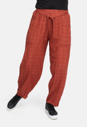 Leveät housut kapenevalla istuvuudella 'Ferina'